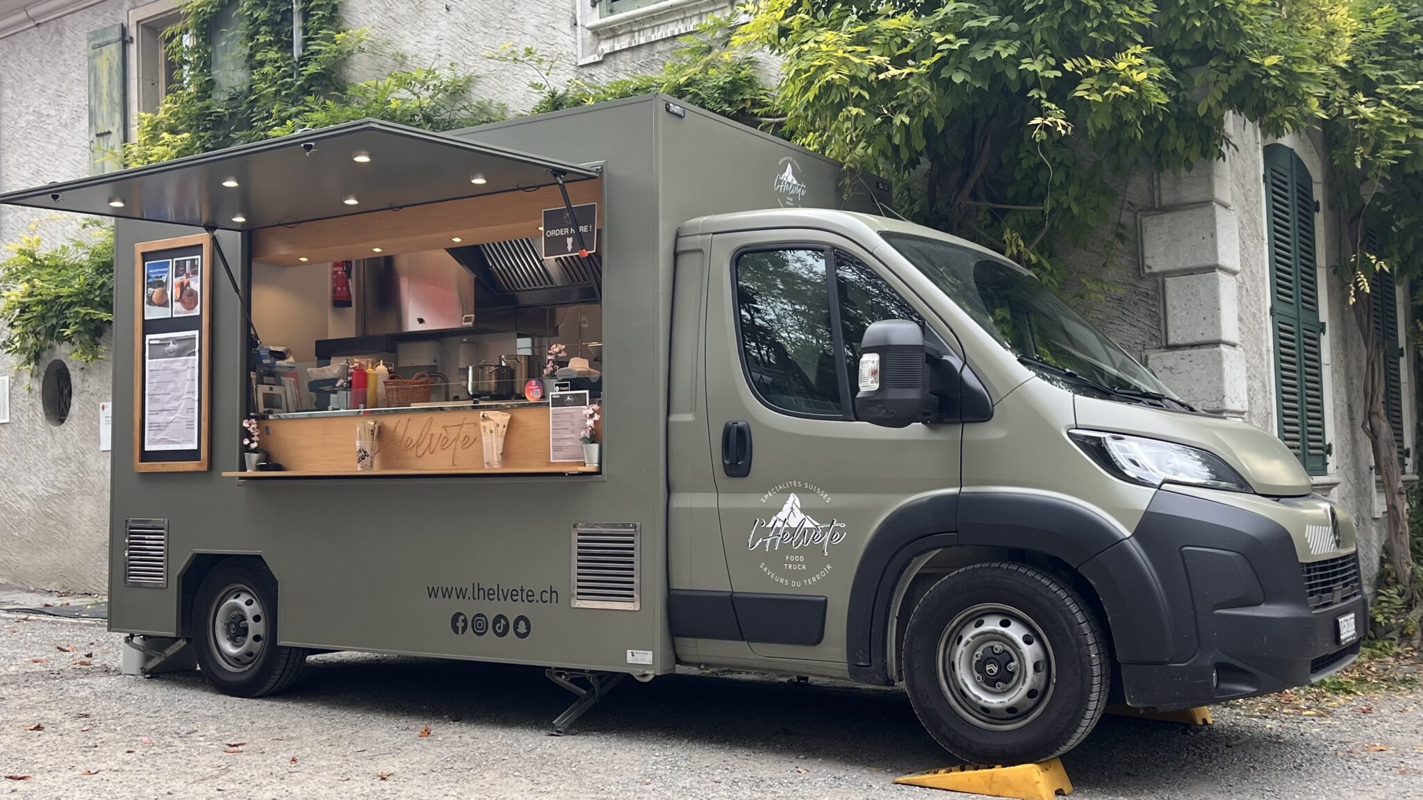Food truck L’Helvète vu de trois quarts, avec son comptoir ouvert